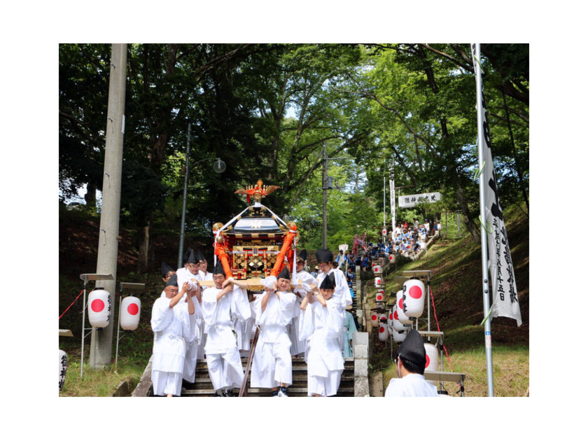 白装束を身にまとって神輿を担ぐ伝統の例大祭