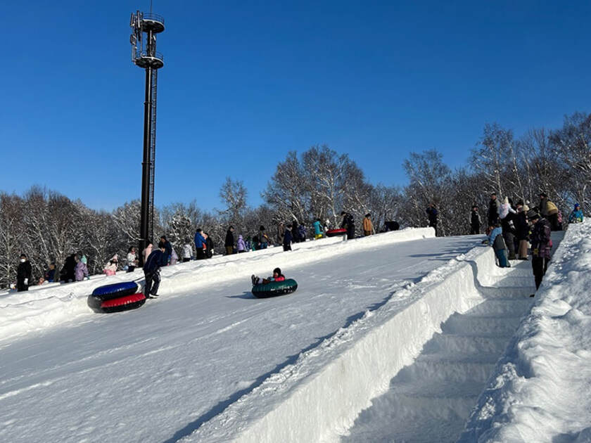 お祭り用に特別設置されたジャンボすべり台は子供たちに大人気