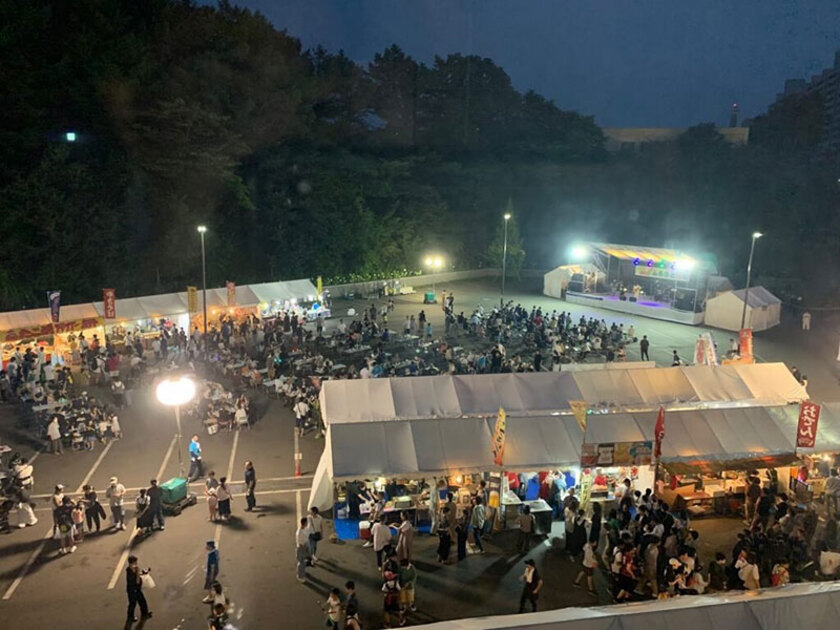 出店多数。会場は多くの来場者で賑わいます