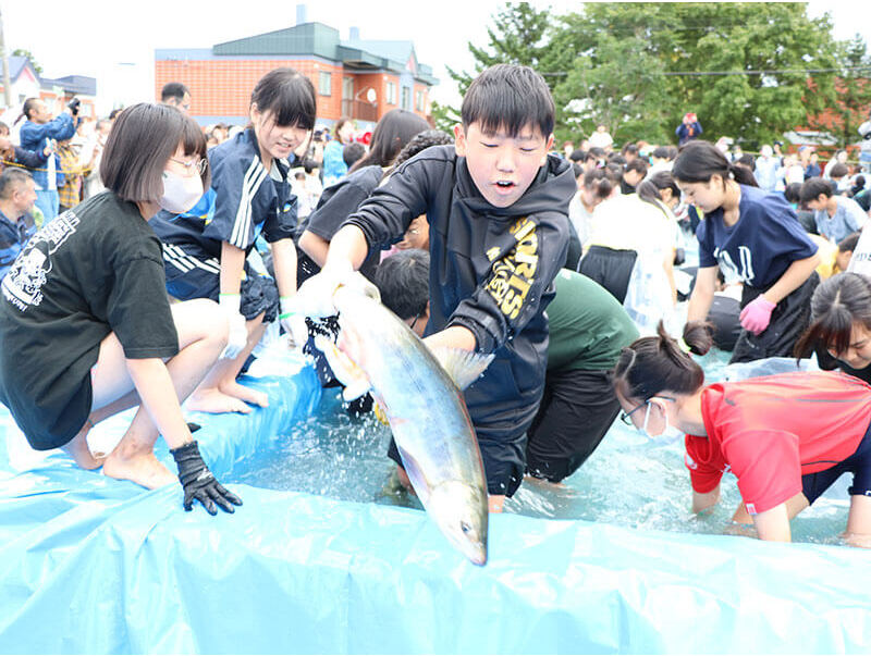 鮭のつかみどり大会