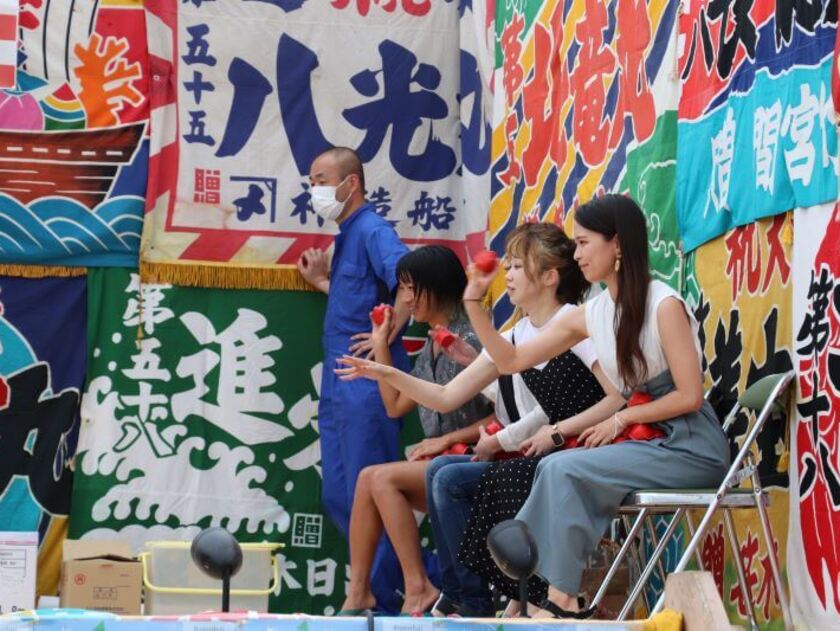 大漁旗が美しいステージでゲームも盛り上がります（鬼脇会場）