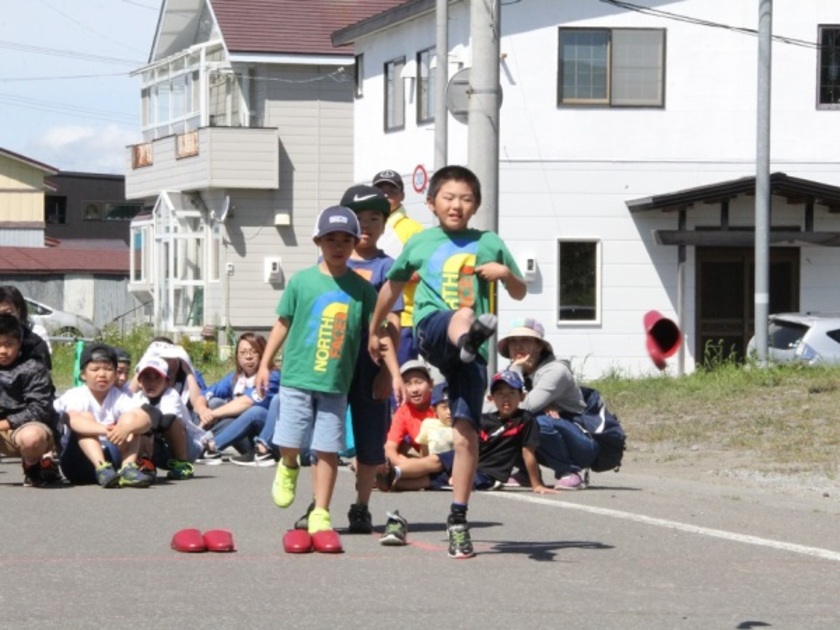 どこまで飛ばせる!?「赤い靴飛ばし世界選手権」(過去開催時)