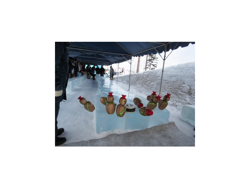 ボーリングとカーリングの要素を持つアウトコーリング。ゲームに勝てば豪華賞品が!