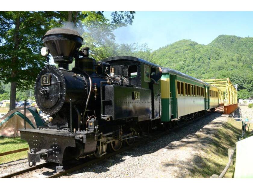 木材のまち丸瀬布の風物詩として愛された「雨宮21号」。「ボーッ」と汽笛を響かせ今も元気よく森の中を運行しています。