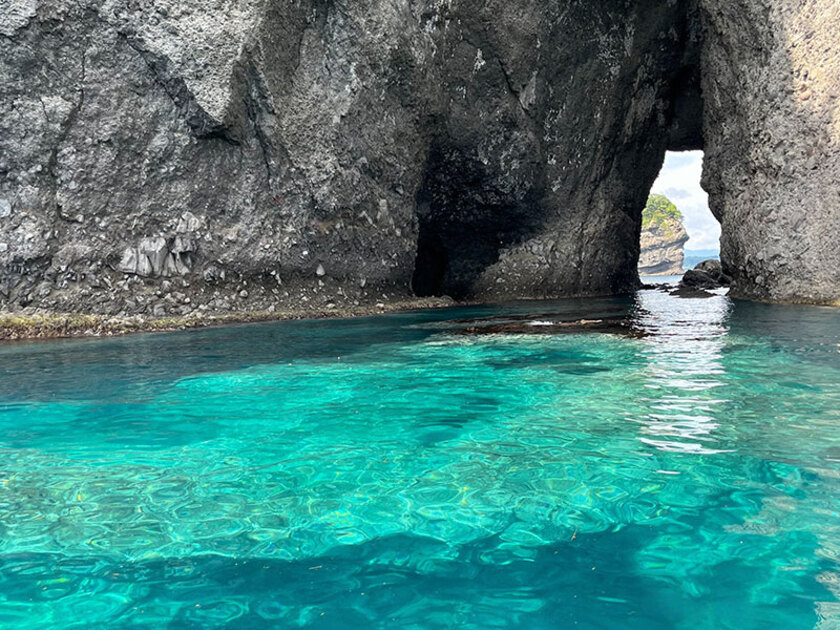 岩壁にぽっかりあいた窓岩