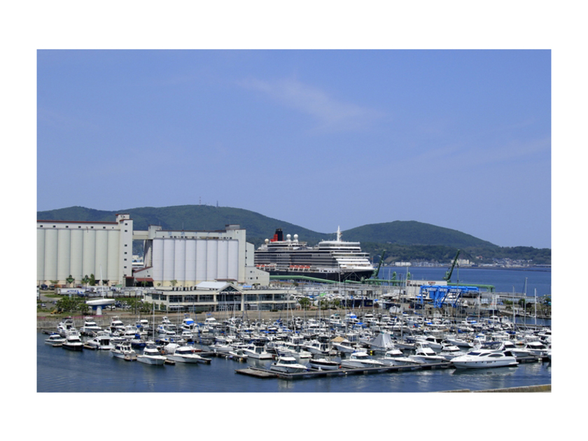 ボートにヨット、大型客船まで、大小様々な船が係留される小樽港マリーナ。小樽の海の楽しみはここから始まります