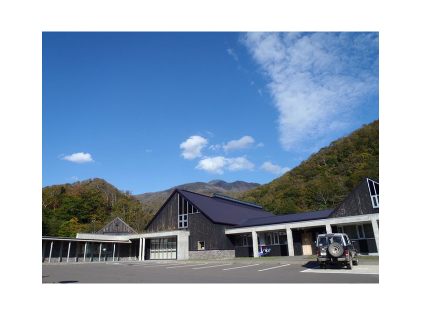 知床の自然に溶け込むように佇む知床羅臼ビジターセンター。知床に関するさまざまな情報を提供しています