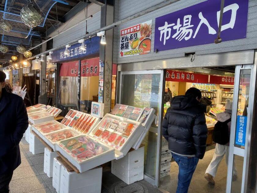 街中の観光をしながら立ち寄れるアクセス良好な市場です。