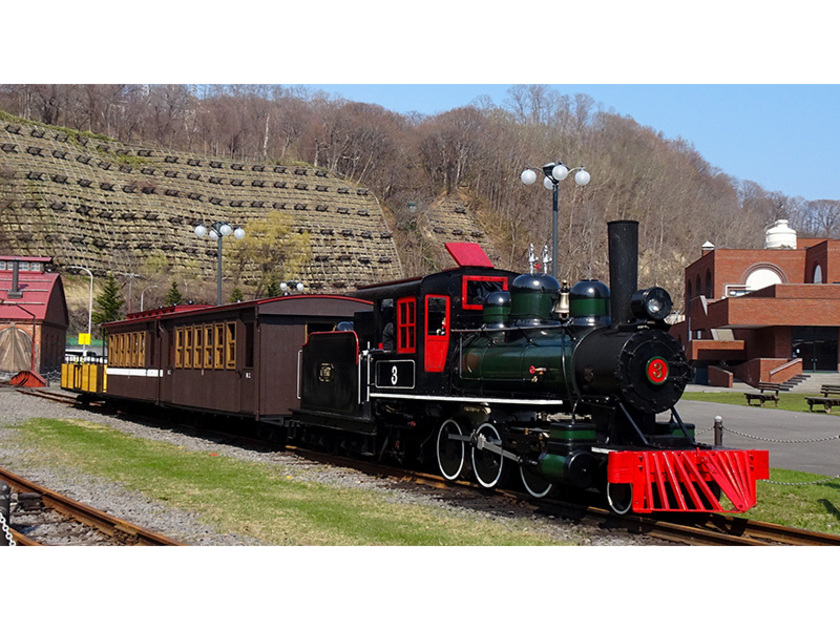構内を運行する1909年製造の蒸気機関車「アイアンホース号」