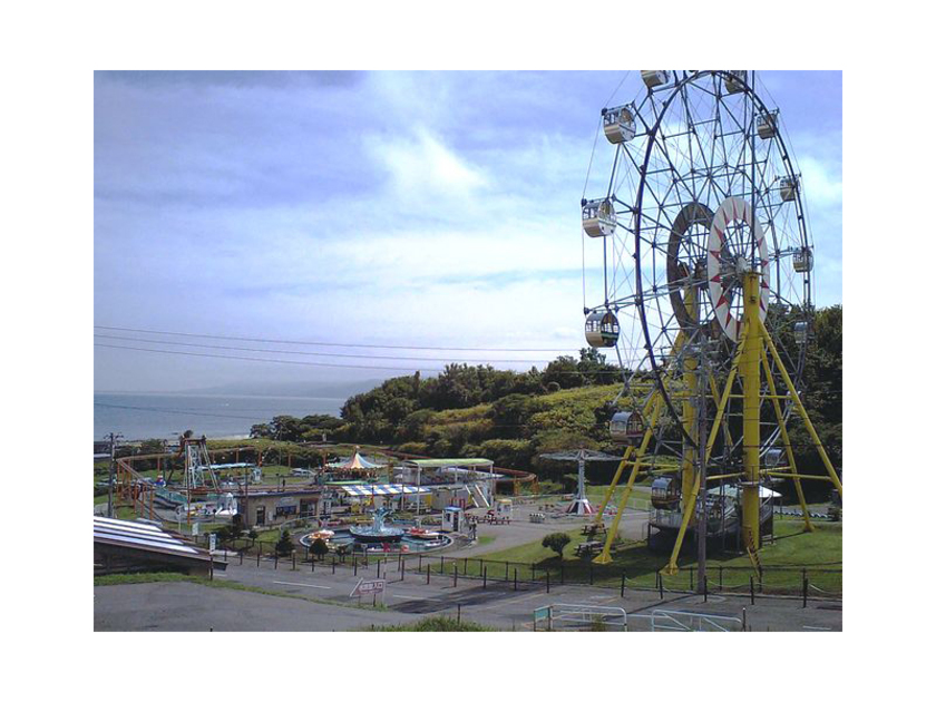 カラフルな乗り物が特徴的な遊園地。人気の観覧車からは天気の良い日には札幌市のJRタワーも見られます。