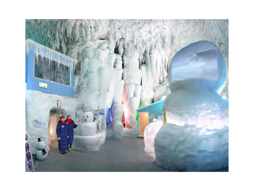氷壁600㎡、氷量1000トン、40年の歳月をかけてつくられた氷柱群。無料の防寒着や冷えた体を温める休憩場所も用意