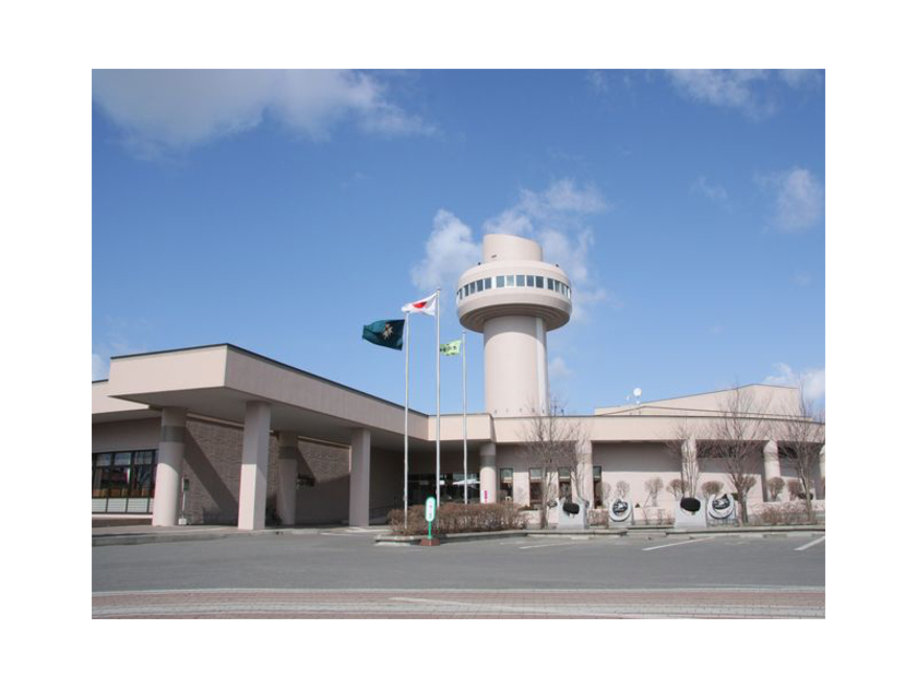 新冠町のランドマークにもなっている「レ・コード館」。中央の展望タワー「優駿の塔」からは360度のパノラマが楽しめます