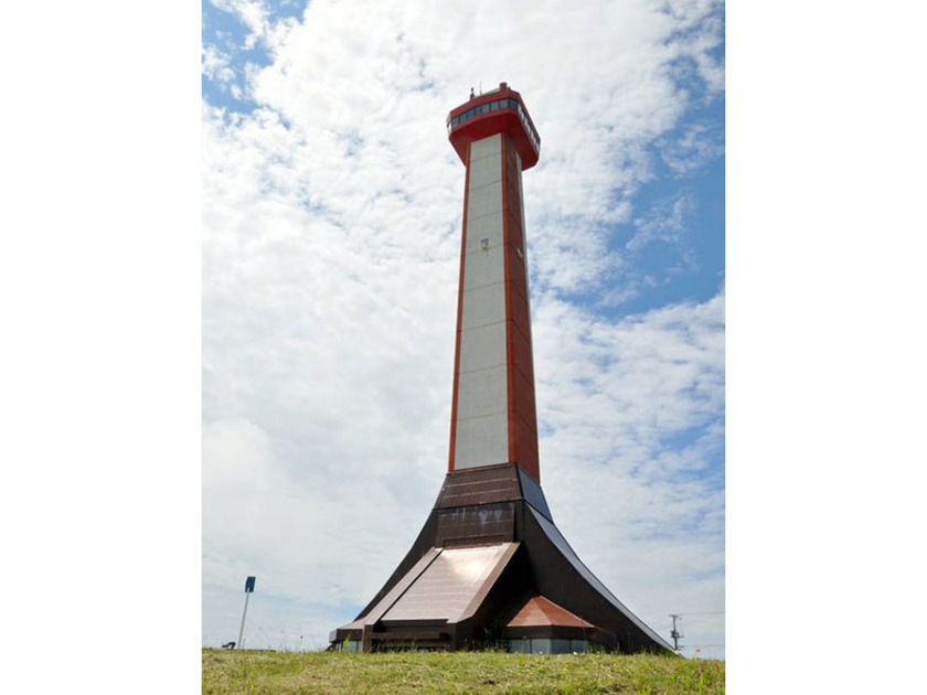 稚内公園の丘の上に建つ記念館。建物は地上80ｍ・海抜250m。6月～9月は21時まで開館しているので稚内の夜景も楽しめます