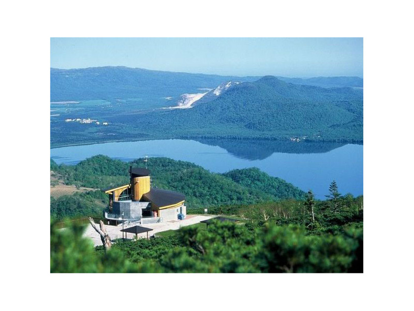 展望テラスからは眼下に屈斜路湖を始めとした東北海道の景勝地を300度の視界でぐるっと眺められます