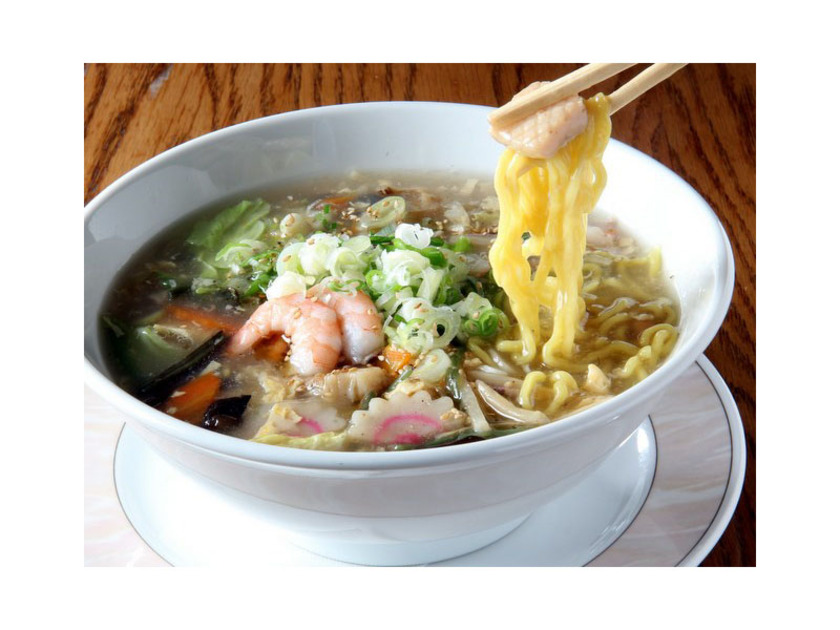 ご当地グルメ「ガタタン」をラーメンにアレンジした一番人気のメニュー「ガタタンラーメン」（950円）