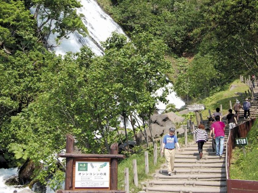 広々とした駐車場から緩やかな階段が続いています。売店、トイレ（冬期間閉鎖）が完備されているので、シーズン中は多くの観光バスがここで休憩しています