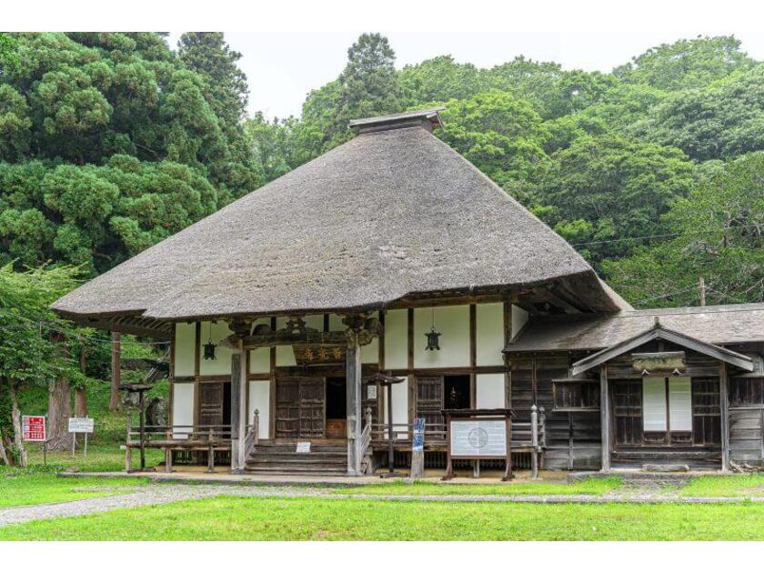 江戸時代に棟造、増築された茅葺屋根が特徴の本堂と客殿。有珠山噴火の影響を受けることなく、非常に良い状態で保存されています