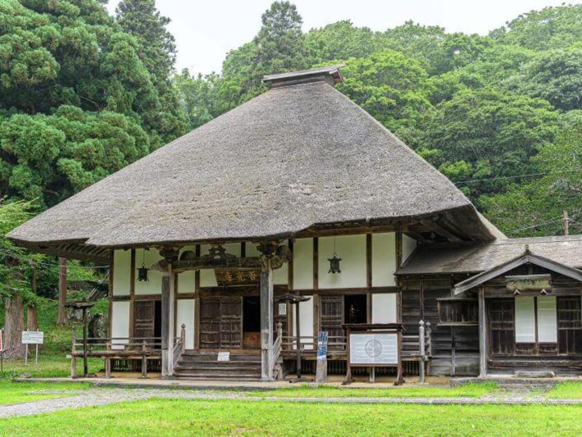 江戸時代に棟造、増築された茅葺屋根が特徴の本堂と客殿。有珠山噴火の影響を受けることなく、非常に良い状態で保存されています