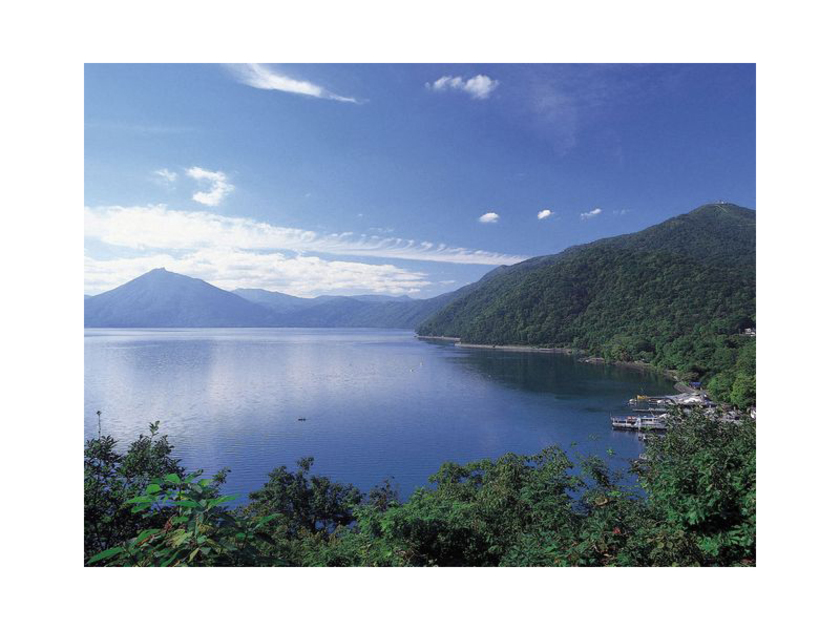 支笏湖は最大深度が約360mあり、日本で一番深い秋田県の田沢湖に次ぐ第2位。深度があるため冬でも凍ることがありません