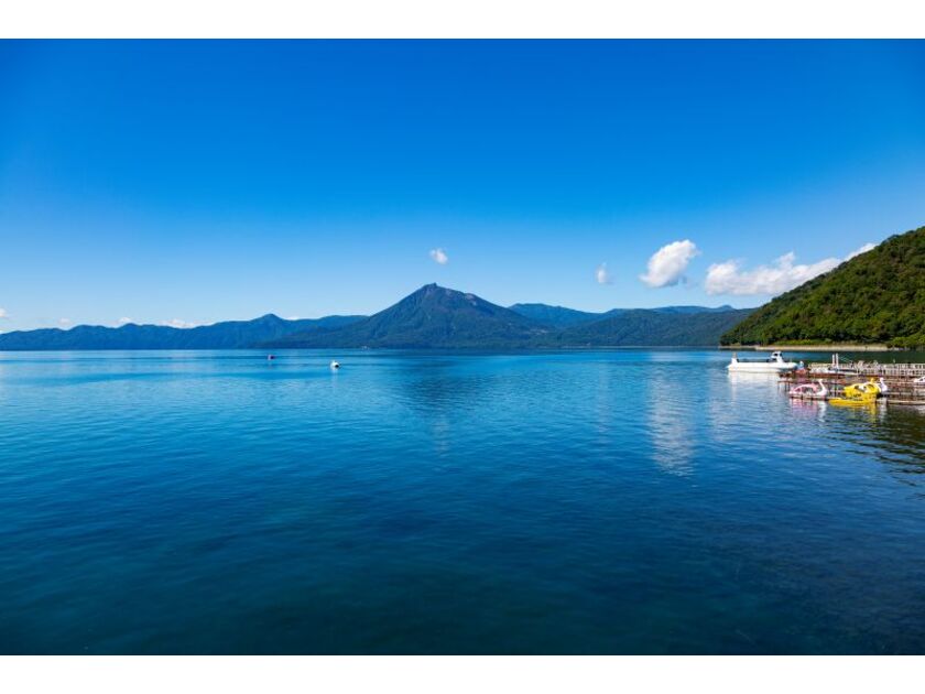 支笏湖は最大深度が約360mあり、日本で一番深い秋田県の田沢湖に次ぐ第2位。深度があるため冬でも凍ることがありません