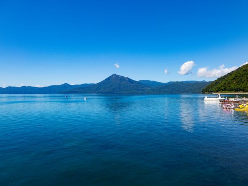 支笏湖は最大深度が約360mあり、日本で一番深い秋田県の田沢湖に次ぐ第2位。深度があるため冬でも凍ることがありません