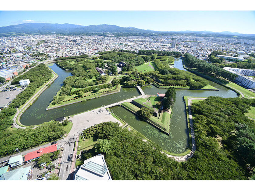 観光名所として知られる五稜郭の星形の眺望や、函館の街並みが一望できます