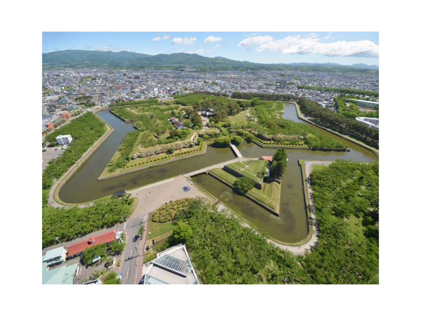 観光名所として知られる五稜郭の星形の眺望や、函館の街並みが一望できます