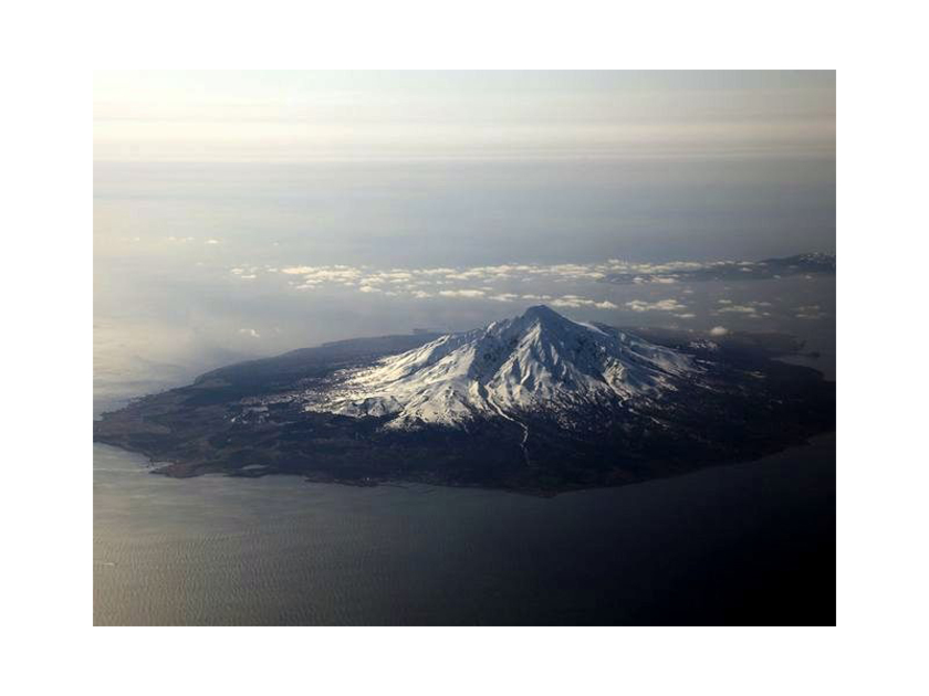 利尻島は日本海に浮かぶ面積約183平kmの島で、利尻空港、鴛泊港がある利尻富士町と、礼文町へのフェリーが運航する沓形港がある利尻町に分かれています