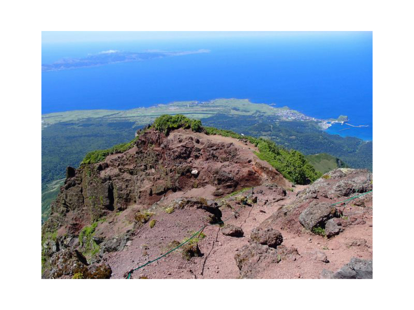 山頂に着くと360度の大パノラマが広がり疲れも吹き飛びます。苦労しても見たい絶景です