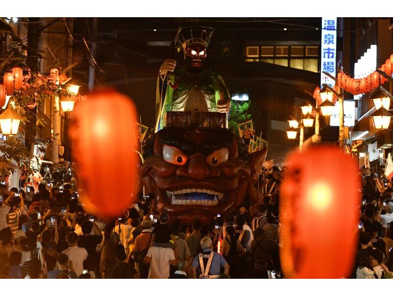 高さ6ｍもある山車に乗った閻魔（えんま）大王が練り歩く迫力のイベント