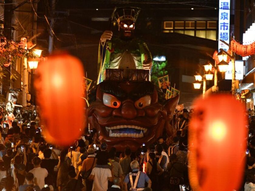 高さ6mもある山車に乗った閻魔(えんま)大王が練り歩く迫力のイベント