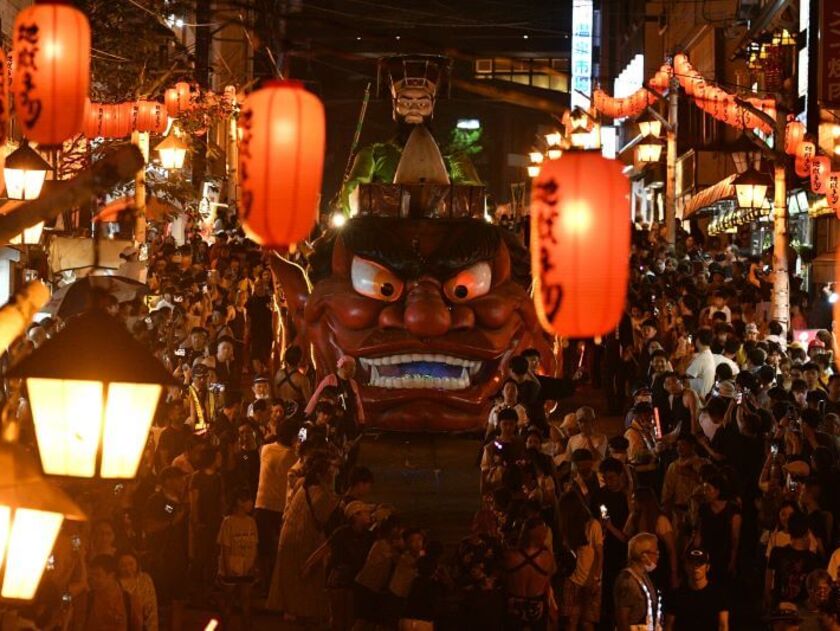 高さ6ｍもある山車に乗った閻魔（えんま）大王が練り歩く迫力のイベント