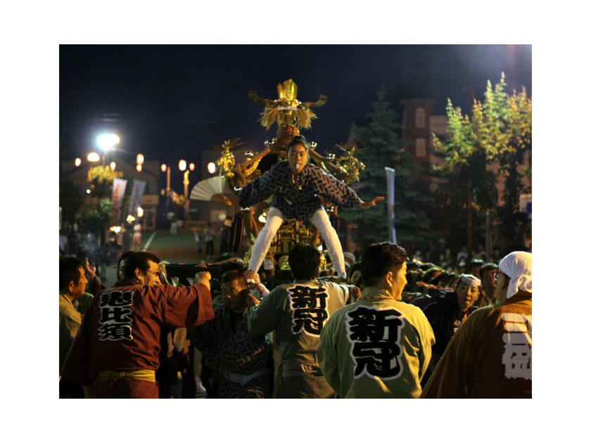 毎年道内各地から担ぎ手が集まり氷川若衆会が中心となって、会場狭しと練り歩くみこし本練り・みこし渡御