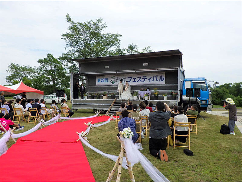 ハーブの花々に囲まれたバージンロードを歩む「ハーブウェディング」