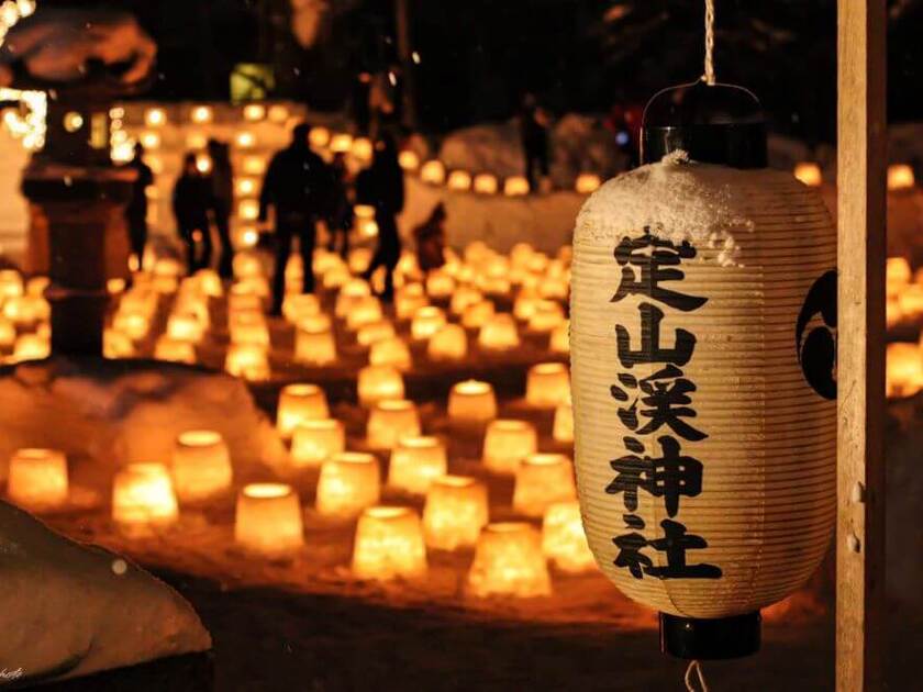 雪の夜を照らすスノーキャンドルが幻想的な空間を醸し出します