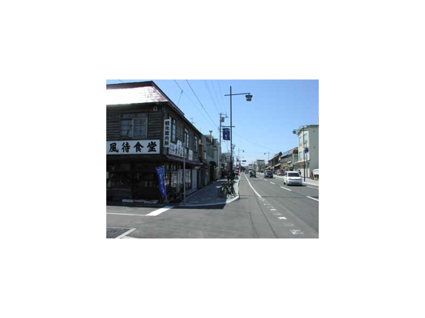 昭和初期建築の駅前旅館、石蔵などが並ぶ増毛の駅前通。道北では唯一といえる歴史的な街並みを残しています