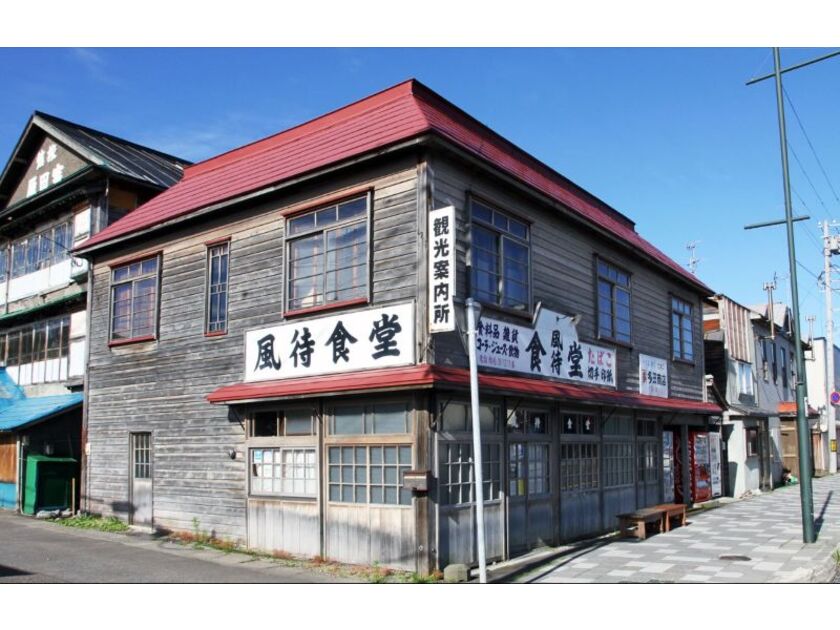 昭和初期建築の駅前旅館、石蔵などが並ぶ増毛の駅前通。道北では唯一といえる歴史的な街並みを残しています