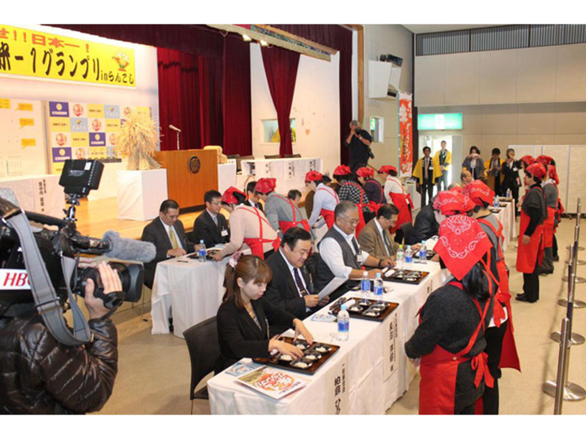 ずらりと並んだ審査員が炊きたてのお米を食べ比べします(過去開催時の様子)