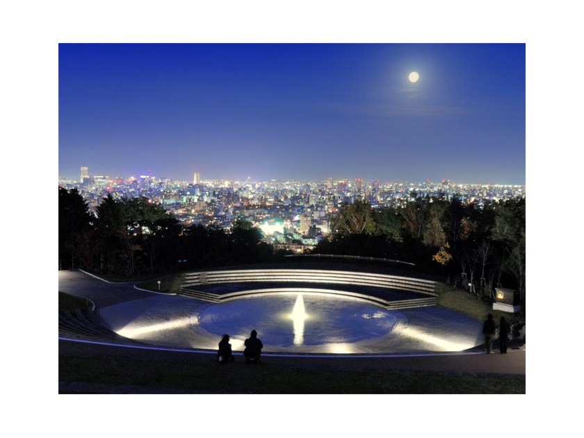 噴水の向こうに札幌夜景のパノラマが広がるロマンチックな空間です
