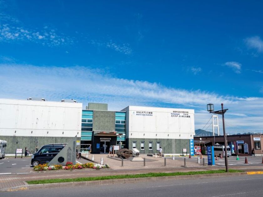 道央自動車道や国道37号線からのアクセスが便利。室蘭の新たな「ゲートウェイ」ともいえる祝津地区の橋のたもとに建つ道の駅