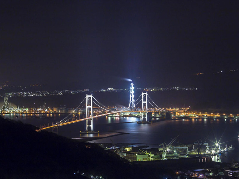 室蘭の夜景を一望できる場所。宵闇が降りる頃、家々の窓に灯りがともり、白鳥大橋を走る車のテールランプも輝きを増します