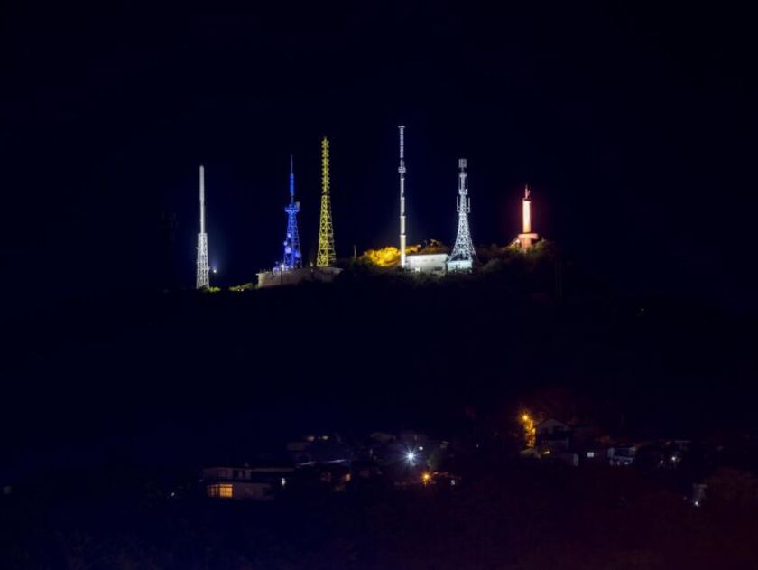 色とりどりにライトアップされた測量山の電波塔