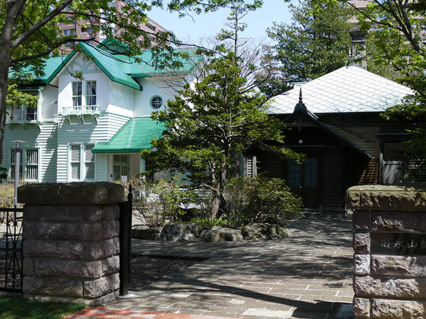 屋敷林に守られ優雅に佇む木造平屋建ての旧永山邸と洋風建築の旧三菱鉱業寮。季節ごとに表情を変える庭園散策をしながら、建物の外観も楽しんでみては