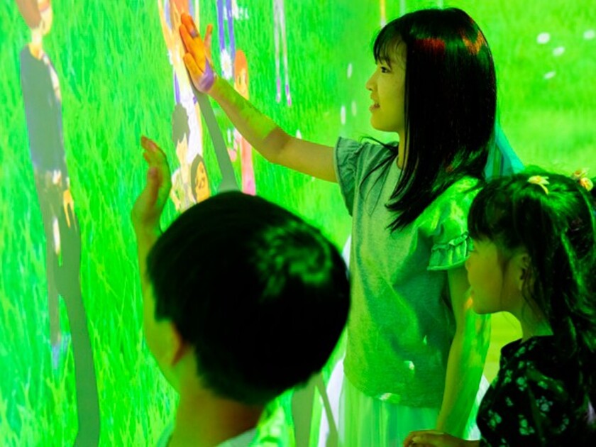 描いた絵が動き出すワクワク体験！タッチしてみるとどんな動きをするかな？