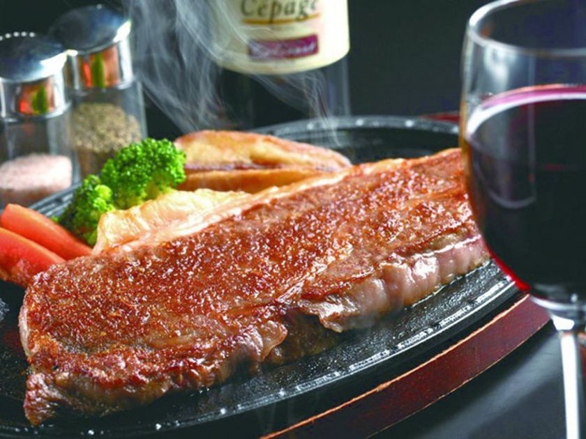 びらとり和牛のステーキは、特選サーロインからヒレ、リブロース、モモなど各種用意。