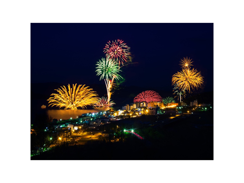 夜空の花火と湖面に映る花火とで鮮やかさがダブル効果