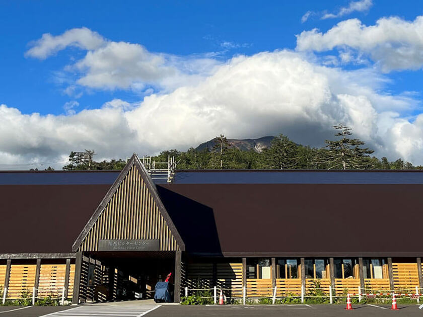 豊かな森に抱かれるように佇む旭岳ビジターセンター(正面)。紅葉時期は見事な風景が広がります!