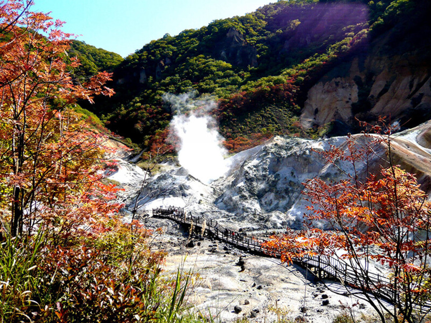 地獄谷。遊歩道の山肌は触るとほんのりと地熱を感じます