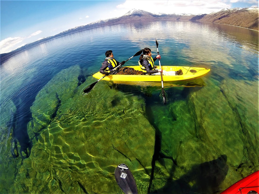 「支笏湖ブルー」を満喫するならクリアカヤック！ドロップオフ（カルデラ湖の特徴的な地形）までくっきり見ることができます。