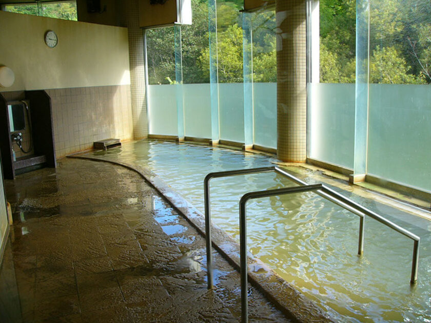 日帰り入浴ができる町営温泉入浴施設ふれあいセンター。温度が低めでゆっくり入れる湯治浴槽と、40～42℃の一般浴槽がありどちらも源泉かけ流し